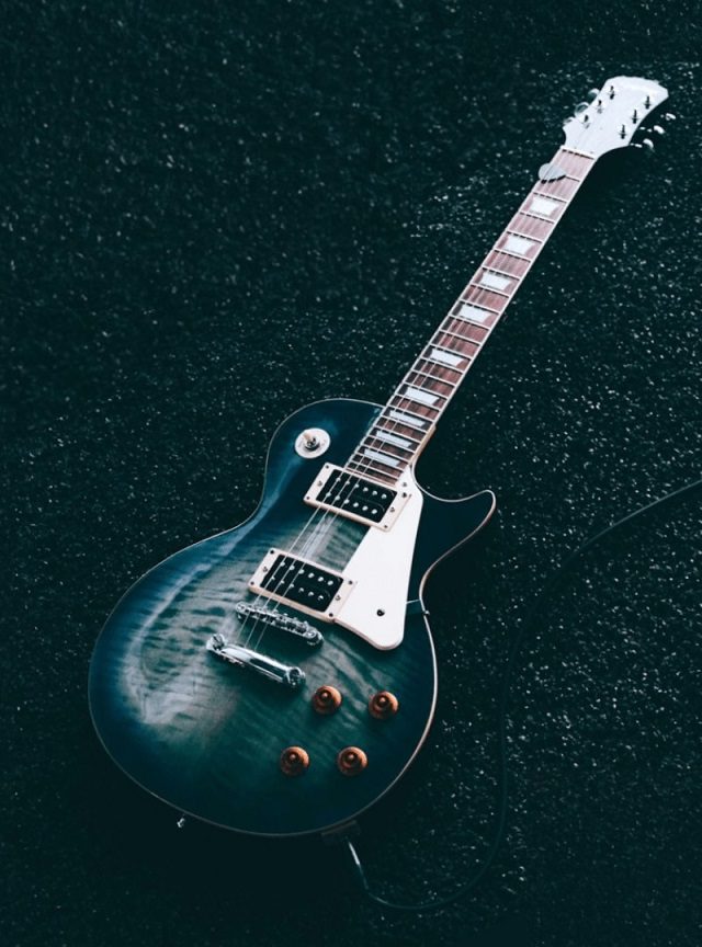 guitarra-les-paul-azulada-fundo-dark