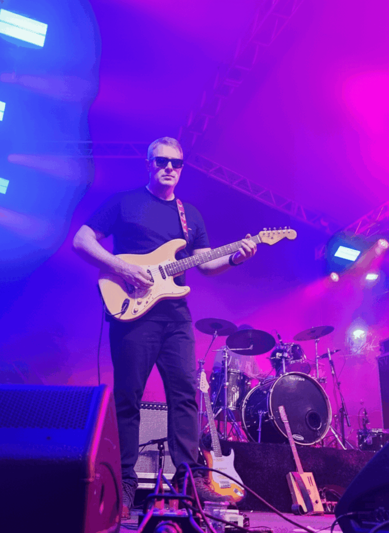 guitarrista-tocando-fender-stratocaster-show-ao-vivo