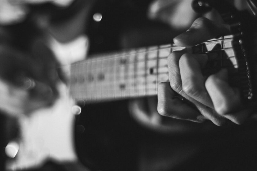 pessoa-tocando-acorde-no-braço-da-guitarra-stratocaster